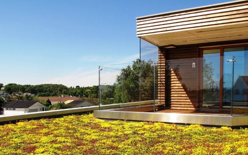 Läggning av sedumtak på garage. Ulricehamn, Västergötland