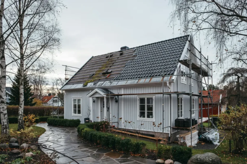 byta tak p villa tecken p slitage materialval och smart planering f r ett tryggt och h llbart resultat